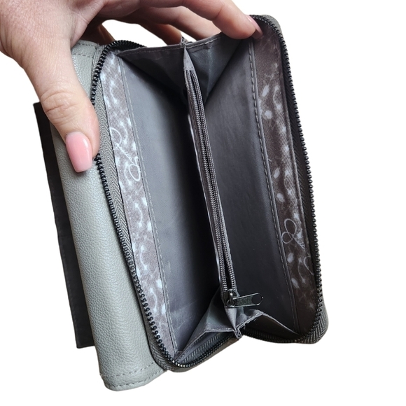 Jessica Simpson wristlet - Picture 3 of 5